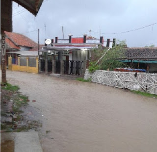 MBA_Line: Hujan Deras, Ruas Jalan Desa Grinting - Brebes Banjir