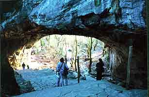 Acceso a una de las cuevas de Zugaramurdi