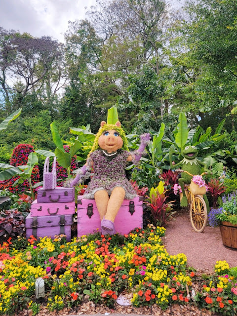 Miss piggy topiary