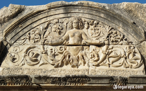 Relief Kuno terkenal di Dunia - Medusa in Temple of Hadrian di negara Turki
