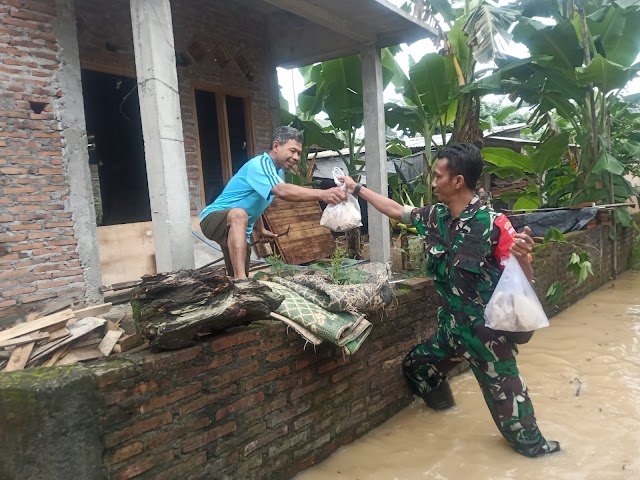 Banjir di desa Ngrombo, Kopda Fredy dari Koramil 08 Baki berikan bantuan bersama Destana