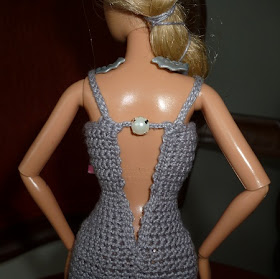 vestido de crochê para boneca Barbie com detalhe nas costas