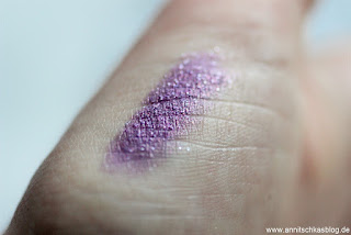 Review: essence - step into magic wonderland - Glitter Lipsticks Swatch - www.annitschkasblog.de