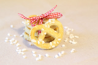 biscuits en forme de bretzels grains de sucre