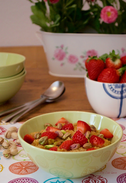 gachas-de-avena-con-fresas-y-pistachos