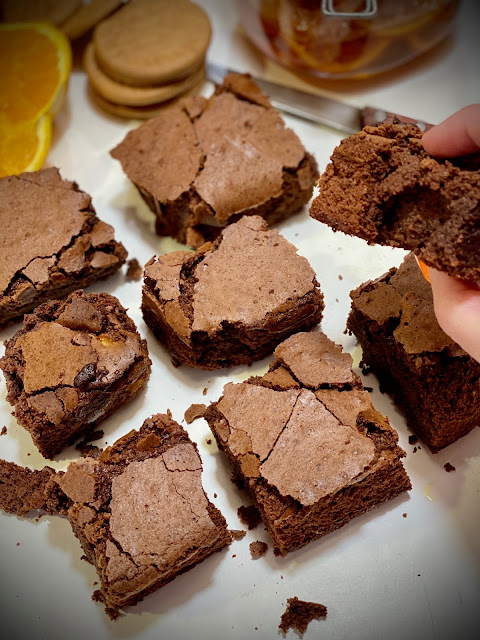 Brownie sin harina, de galletas molidas y naranja confitada