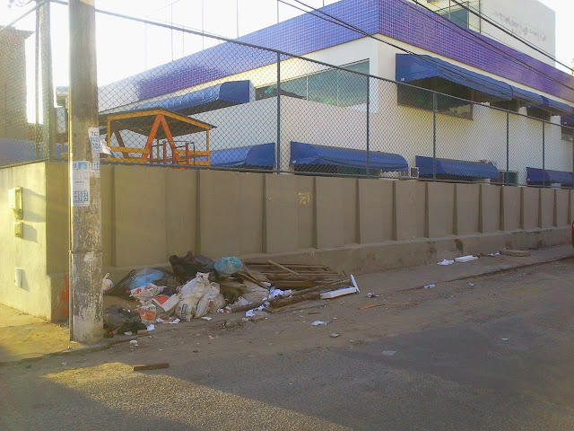 Este lixão na esquina da Escola Municipal Oswaldo Cruz é uma vergonha
