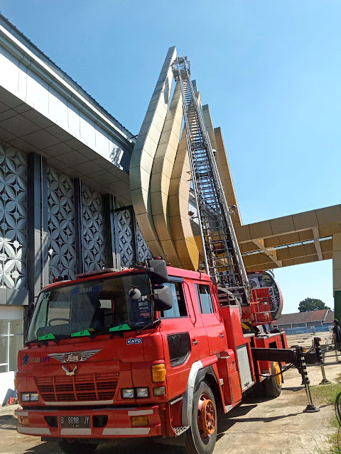sewa skylift tertinggi jakarta