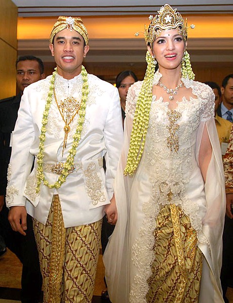 32 Konsep Populer Kebaya Modern Pengantin Nias