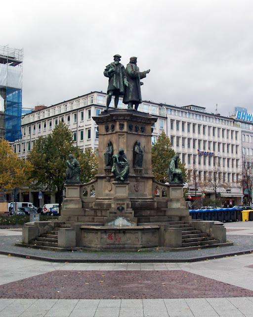 Johannes-Gutenberg-Denkmal by Eduard Schmidt von der Launitz, Roßmarkt, Frankfurt