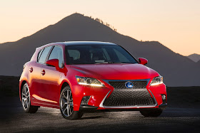 Front 3/4 view of 2014 Lexus CT200h