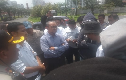 IN Front of Bekasi City's Al Azhar 31 Middle School, Bekasi City Youth Intellectual Studies Association Action to Stop Bully Allegations