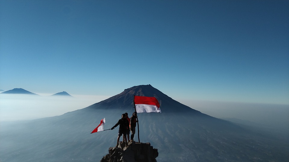 10 Gunung terbaik Buat Hiking Di Indonesia