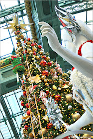 Holiday Glamour 2017 del Hotel Bellagio: Duende en el Árbol de Navidad