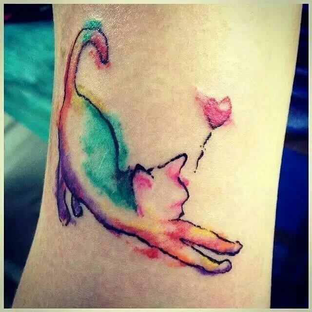 chica con tatuaje de gato