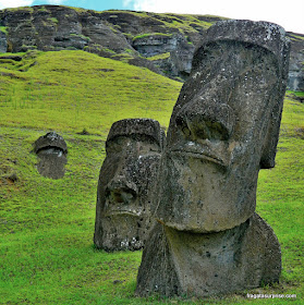 Moais (estátuas rituais) nas encostas do Vulcão Ranu Raraku, na Ilha de Páscoa