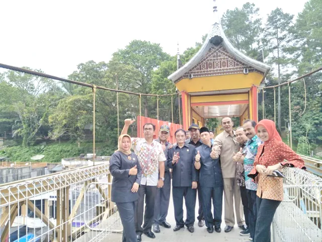 Anggota Komisi III DPRD Bukittinggi foto bersama saat meninjau empat proyek