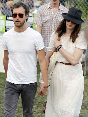 Anne Hathaway Boyfriend on Anne Hathaway   Actress With Boyfriend Only Photos 2012   Hollywood
