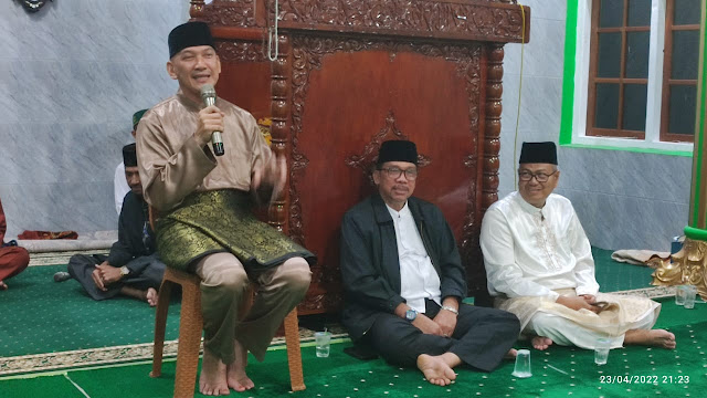 Hadiri Penutupan Muhibbah Ramadhan, Wabup Natuna Menyerahkan Bantuan kepada Warga Desa Pulau Tiga