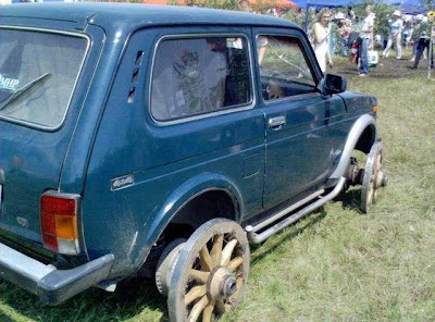 Coche con ruedas de carreta del oeste wheels car