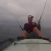 Καρχαρίας προσπαθεί να… κατασπαράξει ψαρά on camera 
