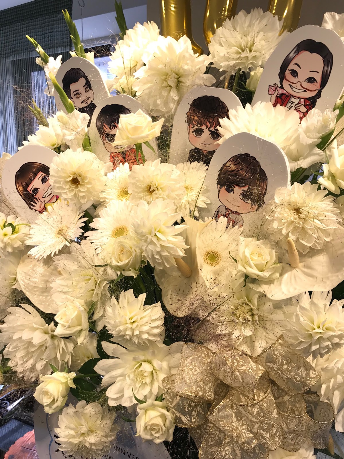 葉織 Haori Flowers 新宿区のお花屋さん 白いダリアをメインにしたスタンド花 葉織 Haori Flowers 新宿区のお花屋さん 白いダリアをメインにしたスタンド花