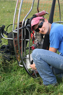 Lukasz Studniarz is assembpling his WASP paramotor