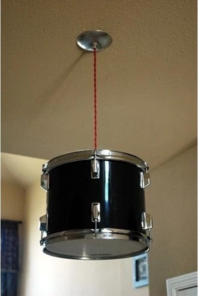 Lampu gantung dari drum. Simple, tapi langit-langitnya harus cukup kuat menahan drum. 