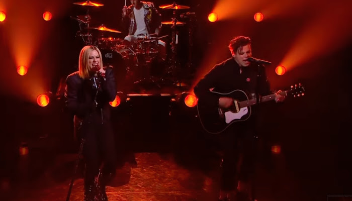 Mira a Avril Lavigne y Yungblud interpretar 'I'm A Mess' en Late Late Show