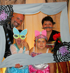 photo booth, diy polaroid photo booth frame, photo booth frame, Halloween photo booth, easy Halloween photo booth ideas