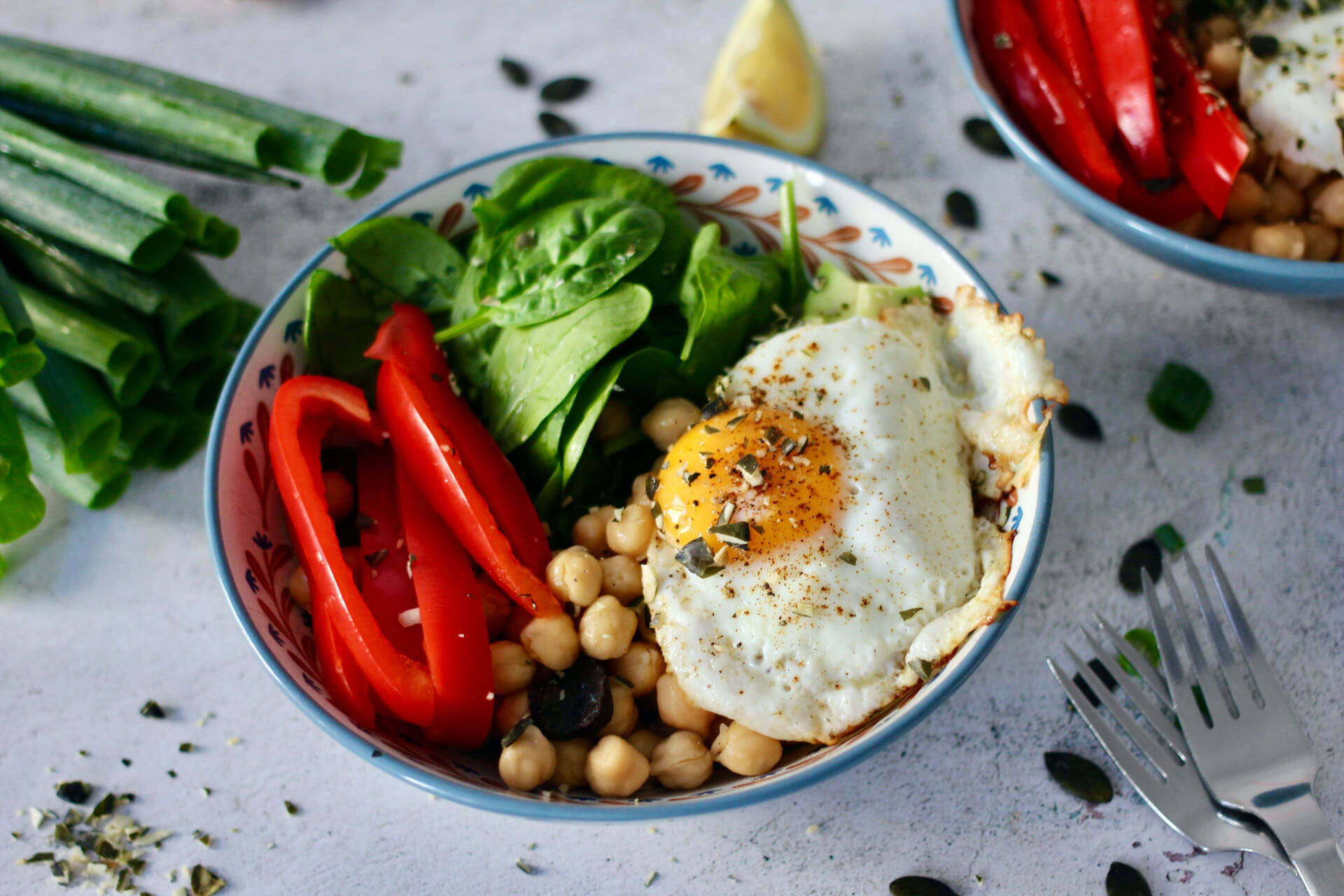 Pikante Frühstücksbowl mit Spiegelei, Kichererbsen und Gemüse