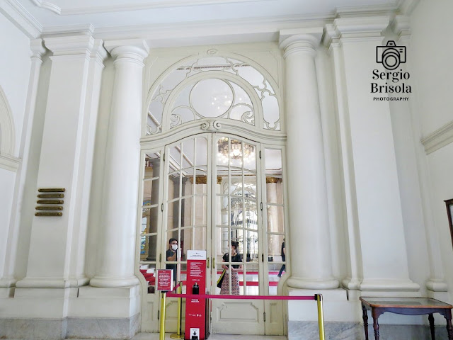 Vista ampla frontal da entrada interna principal (lateral) do Theatro Municipal de São Paulo