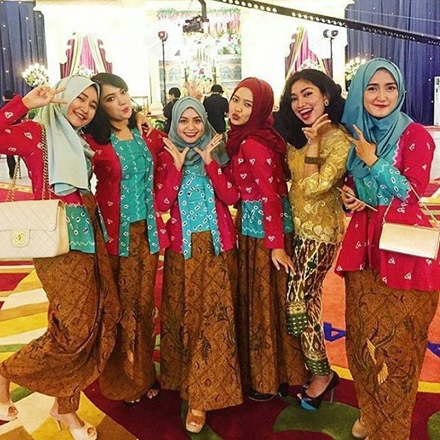  Model  Kebaya Jumputan  Rok Batik  Panjang Inspirasi Kebaya 