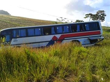 Na Paraíba caminhão colide com ônibus com 38 pessoas e fere universitária na BR-101