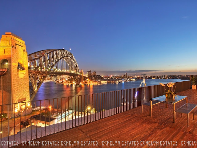 Picture of the harbour bridge as seen from the terrace