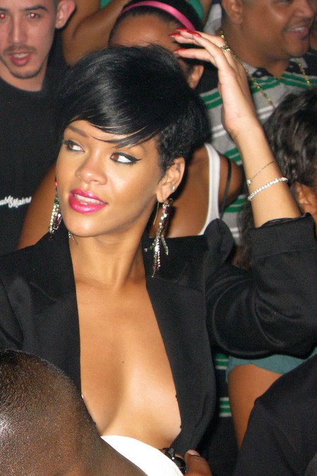 [gallery_main-0706_rihanna_pasties_07.jpg]