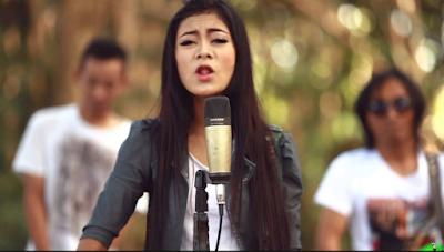  Penyanyi yag memilih jalur lagu dangdut koplo banyuwangi sebagai karirnya Terbaru Download Kumpulan Lagu Denik Armila Mp3