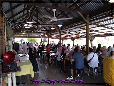 ramai orang..penuh meja di Nasi Dagang Pak Malau