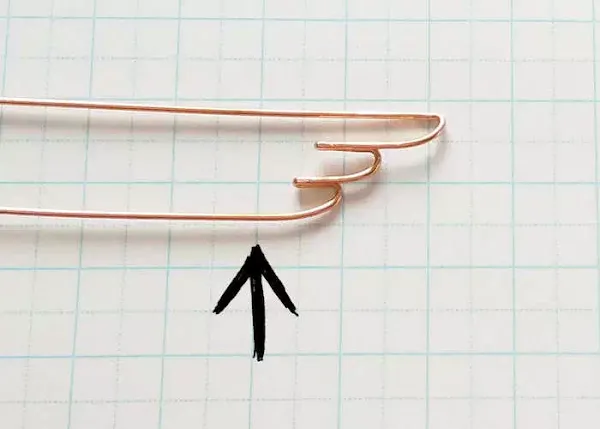 ワイヤーで天使の羽を作る step4 / 左に曲げた部分から10mmのところ