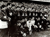 Selección de ESPAÑA - Temporada 1986-87 - Mariano Moreno (2º entrenador), Zubizarreta, Carrasco, Camacho, Michel, Roberto, Andrinúa, Gallego, Víctor, Miguel Muñoz (selec.), Butragueño, Eloy, Soler, Sanchís, Ablanedo II, Calderé y Delgado Meco (prep. físico) - AUSTRIA 2 (Linzmaier y Polster), ESPAÑA 3 (Eloy 2 y Carrasco) - 01/04/1987 - Eurocopa de Alemania 1988, fase de clasificación - Viena (Austria), estadio del Prater - Alineación: Zubizarreta; Chendo, Ricardo Gallego, Andrinúa, Camacho; Michel, Víctor, Roberto, Calderé; Butragueño (Eloy, 13'; Sanchís, 78') y Carrasco - La foto es de un entrenamiento previo