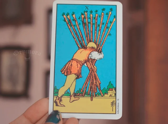 Saiba o significado da Carta 10 de Paus no Tarot do amor, dinheiro e trabalho, na saúde, como obstáculo ou invertida e como conselho.