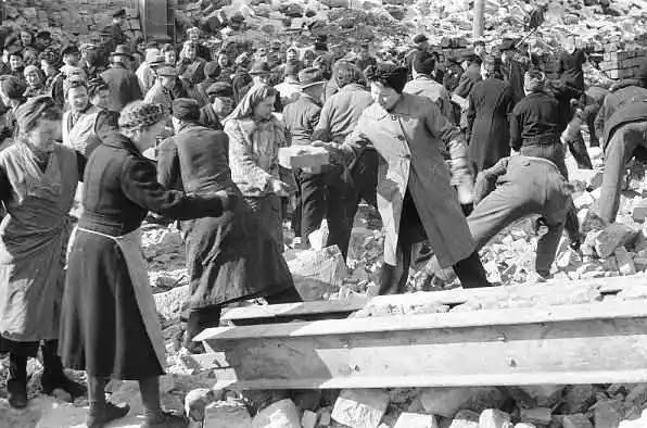 Dresde en ruinas luego del bombardeo Aliado de 1945