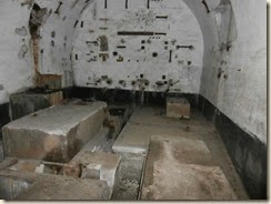 Fort van Grâce-Hollogne: rechts de sokkel van een stoommachine om stroom op te wekken. Links de sokkel voor een dieselmotor door de Duitsers geplaatst om de stoommachine te vervangen