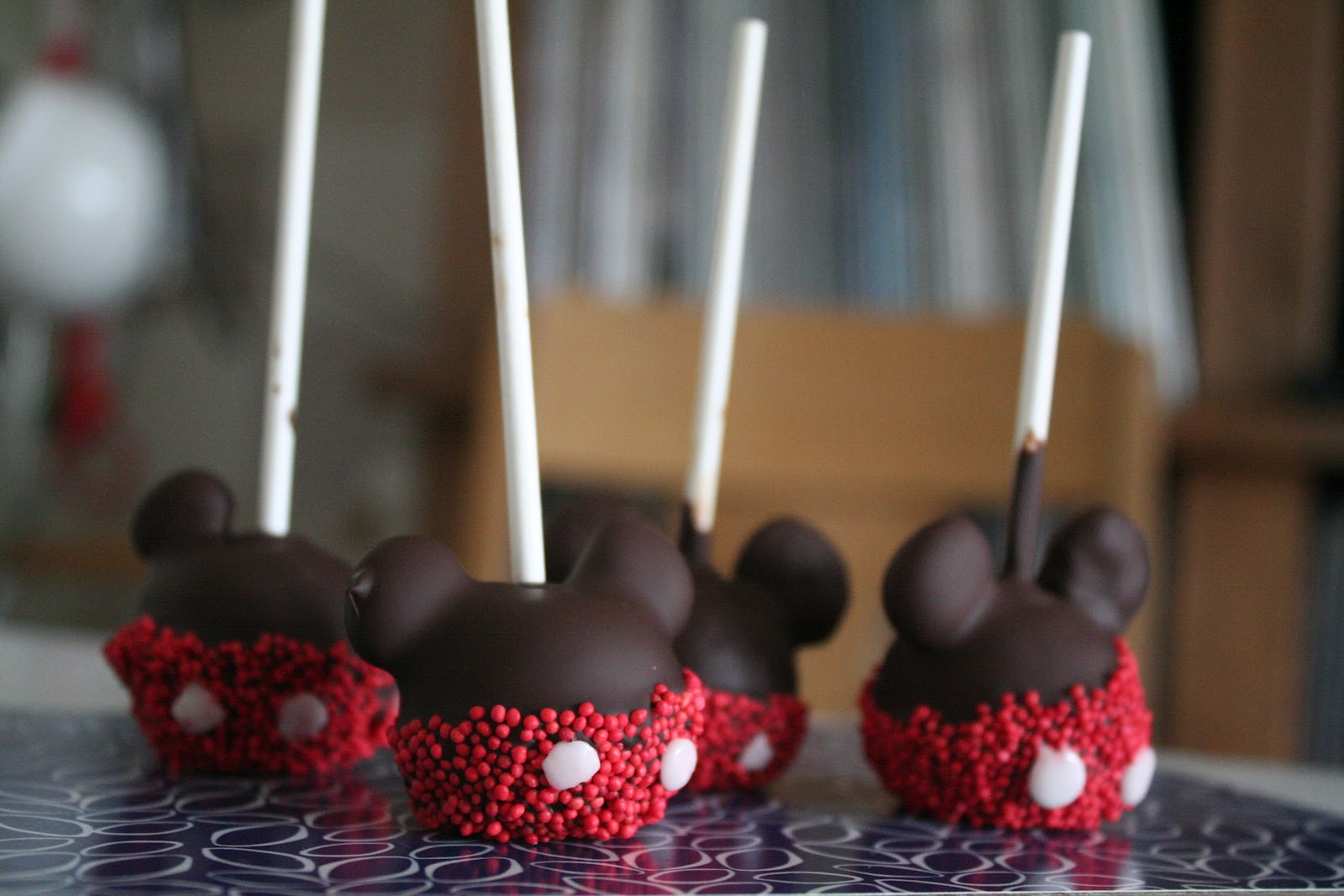 how to make cake pops Easy No-bake Mickey Mouse Pops