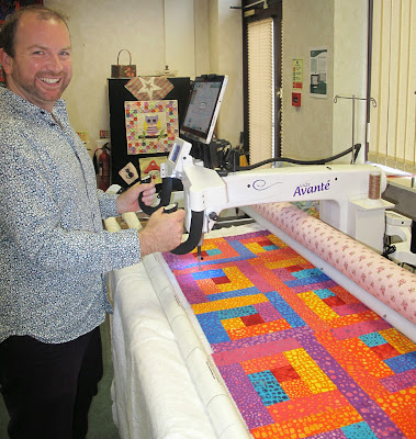 Stuart Hillard quilting with the Handi Quilter Avante