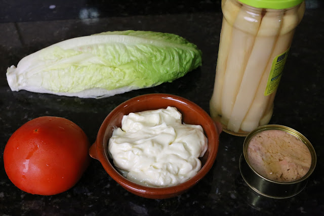 Ingredientes para ensalada de tomates y espárragos