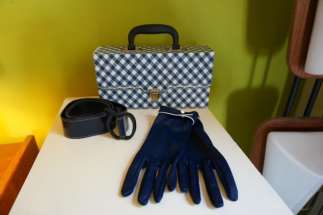 une malette à k7 , des gants des années 60 et une ceinture en vinyl avec une boucle pomme  70s gingham tape case , 60s navy blue white piping gloves , 1970s blue belt apple shape buckle