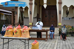 Johny Kamuru Beri Bantuan Sembako kepada Para Tokoh Agama di Sorong