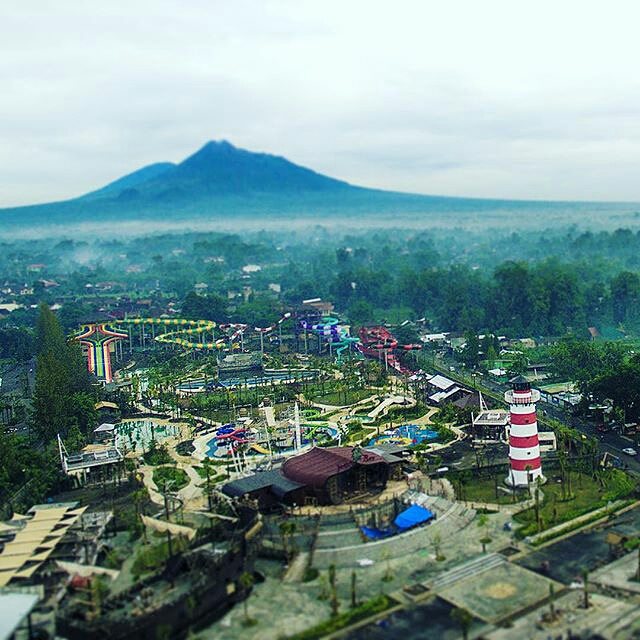 jogja Bay dengna latar belakang gunung merapi