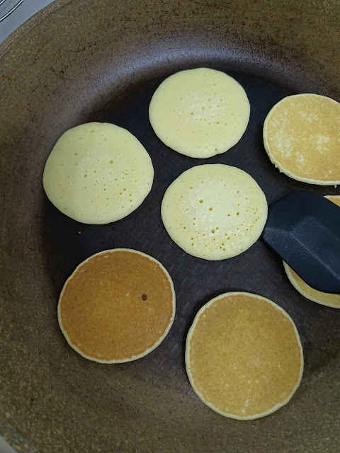 Cara buat baby pancake atas kuali pan yang senang untuk sarapan